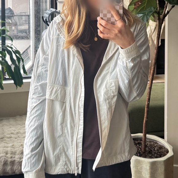Lululemon stone grey wind breaker - Picture 4 of 5